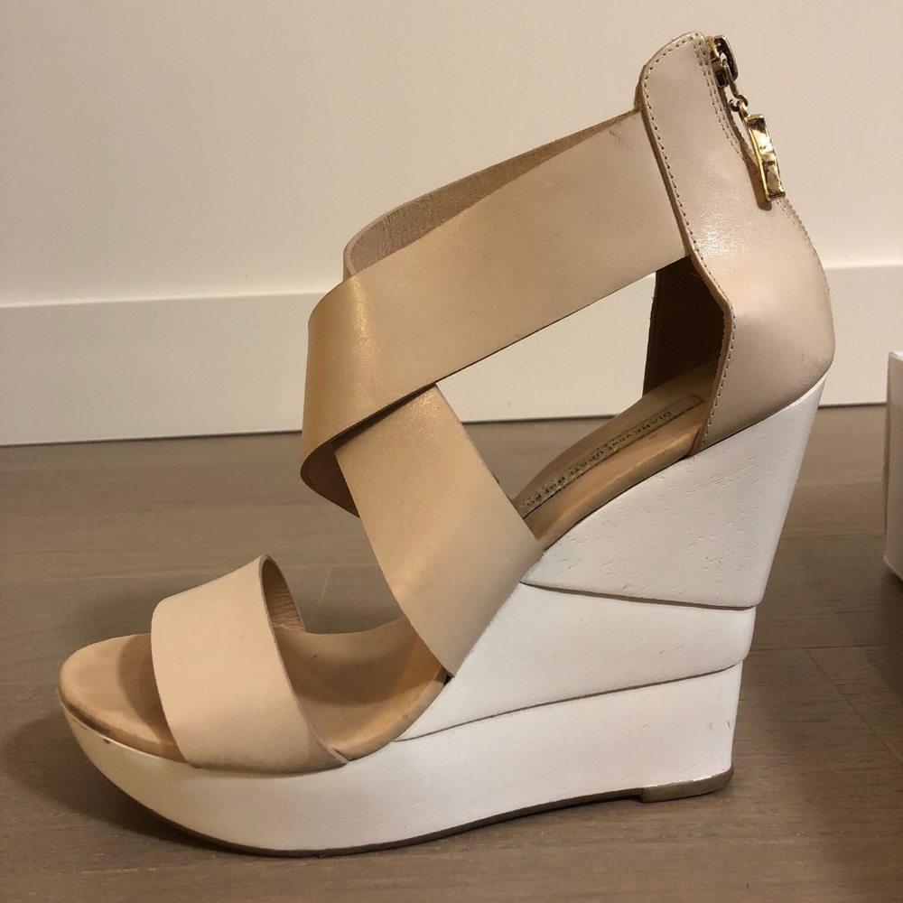 Diane Von Furstenburg Size 9 Opal Wedge Sandal